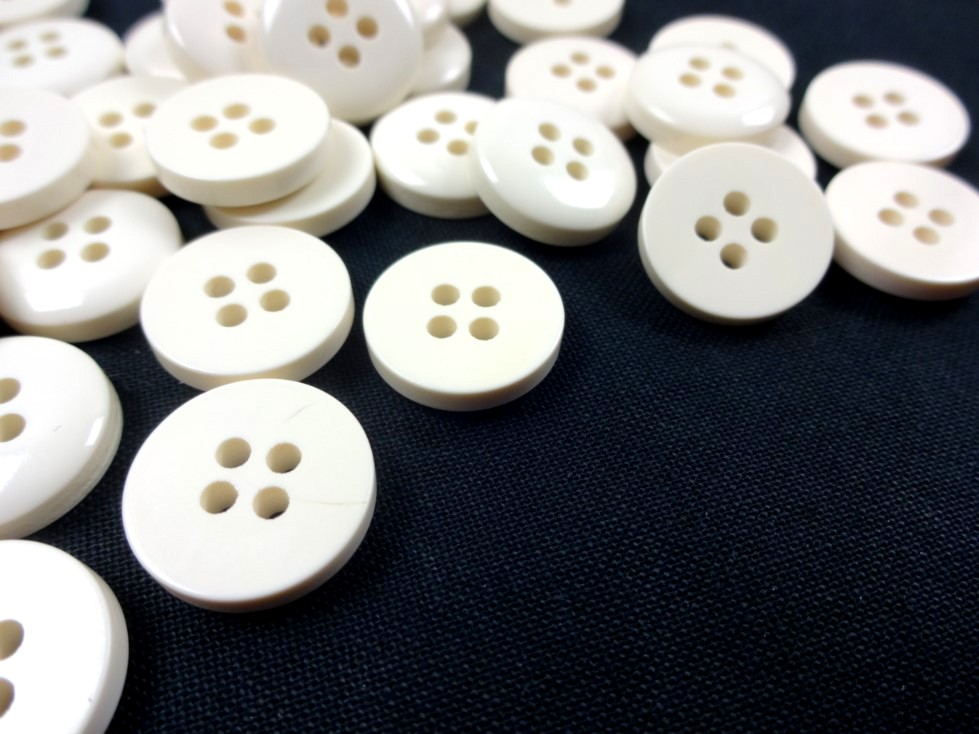 K266 Plastic Button 15 mm offwhite