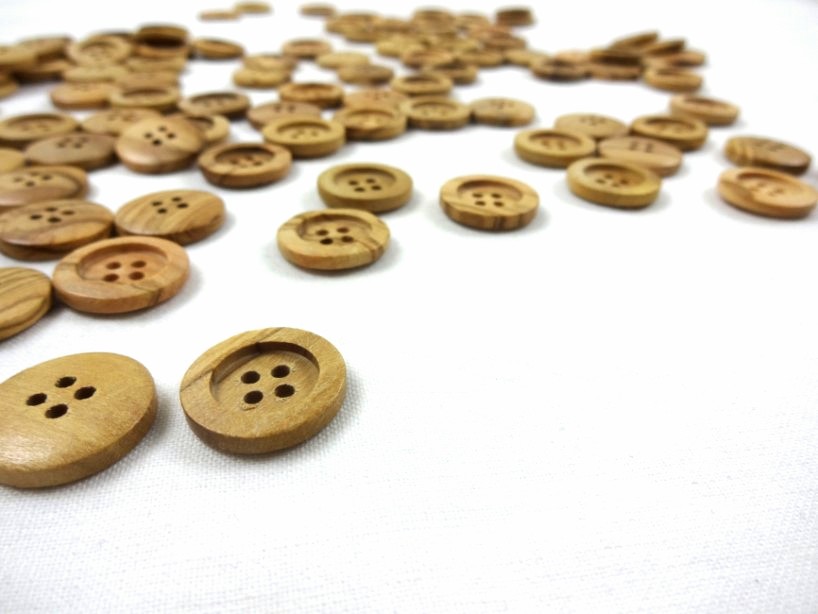 Olive wood button 18 mm