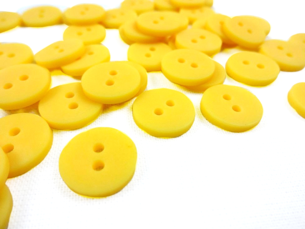 K385 Plastic Button 13 mm yellow