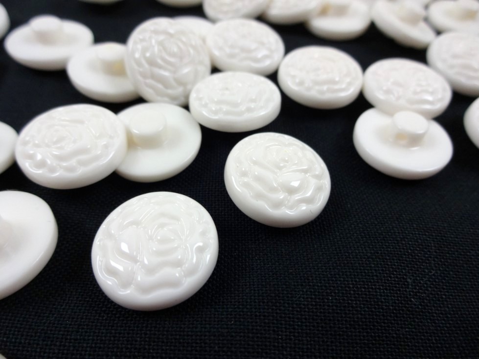 K415 Plastic Button 15 mm Rose offwhite