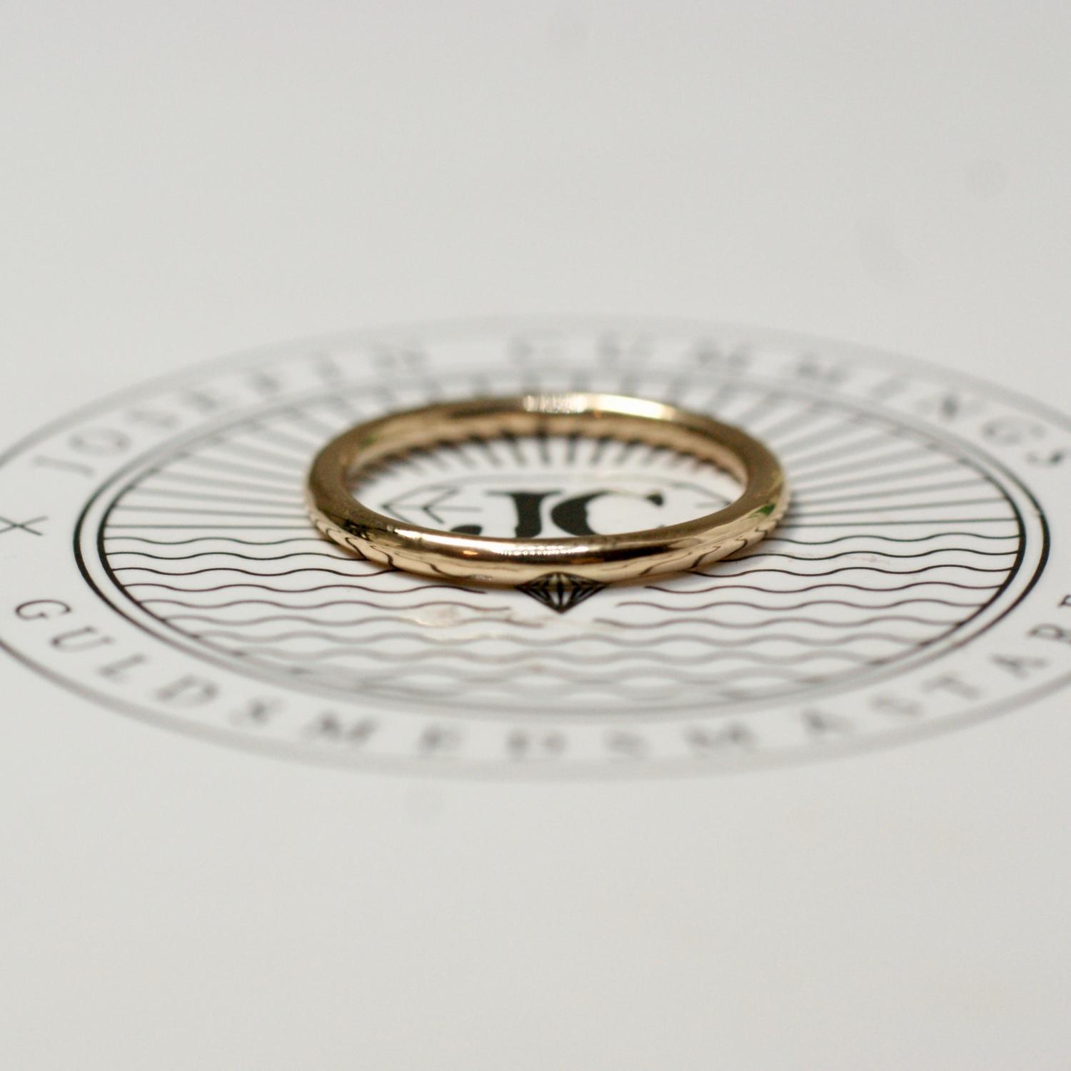 Thin Ring Shiny 18 K