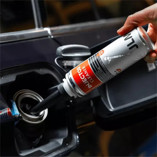 Häll JLM dieselspridare rengöring i dieseltanken som rengör och skyddar bränslesystemet.