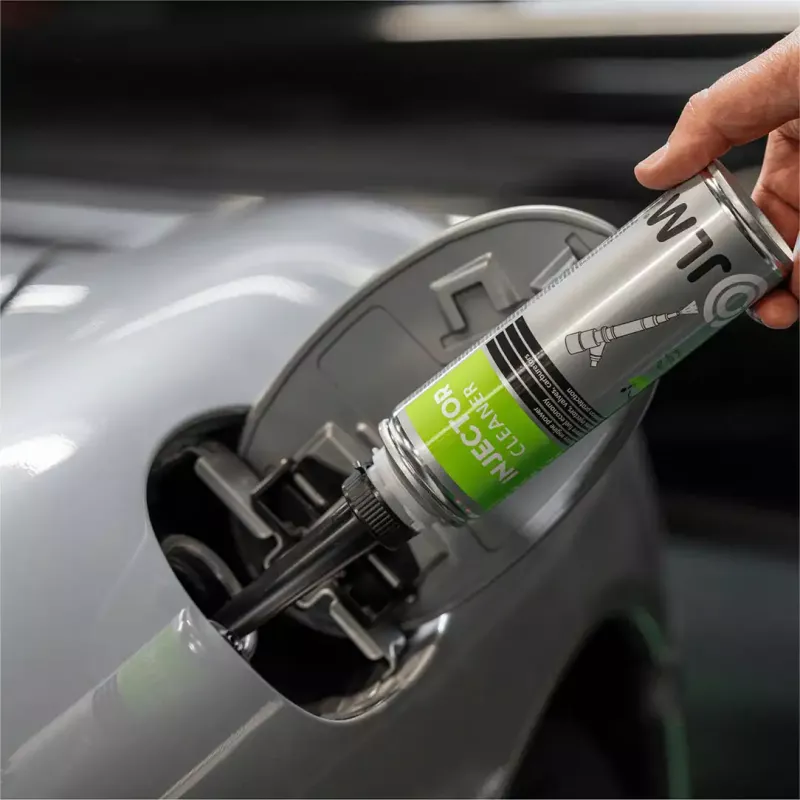 Häll bensinspridare rengöring i tanken för en kraftfull rengöring av spridarna.