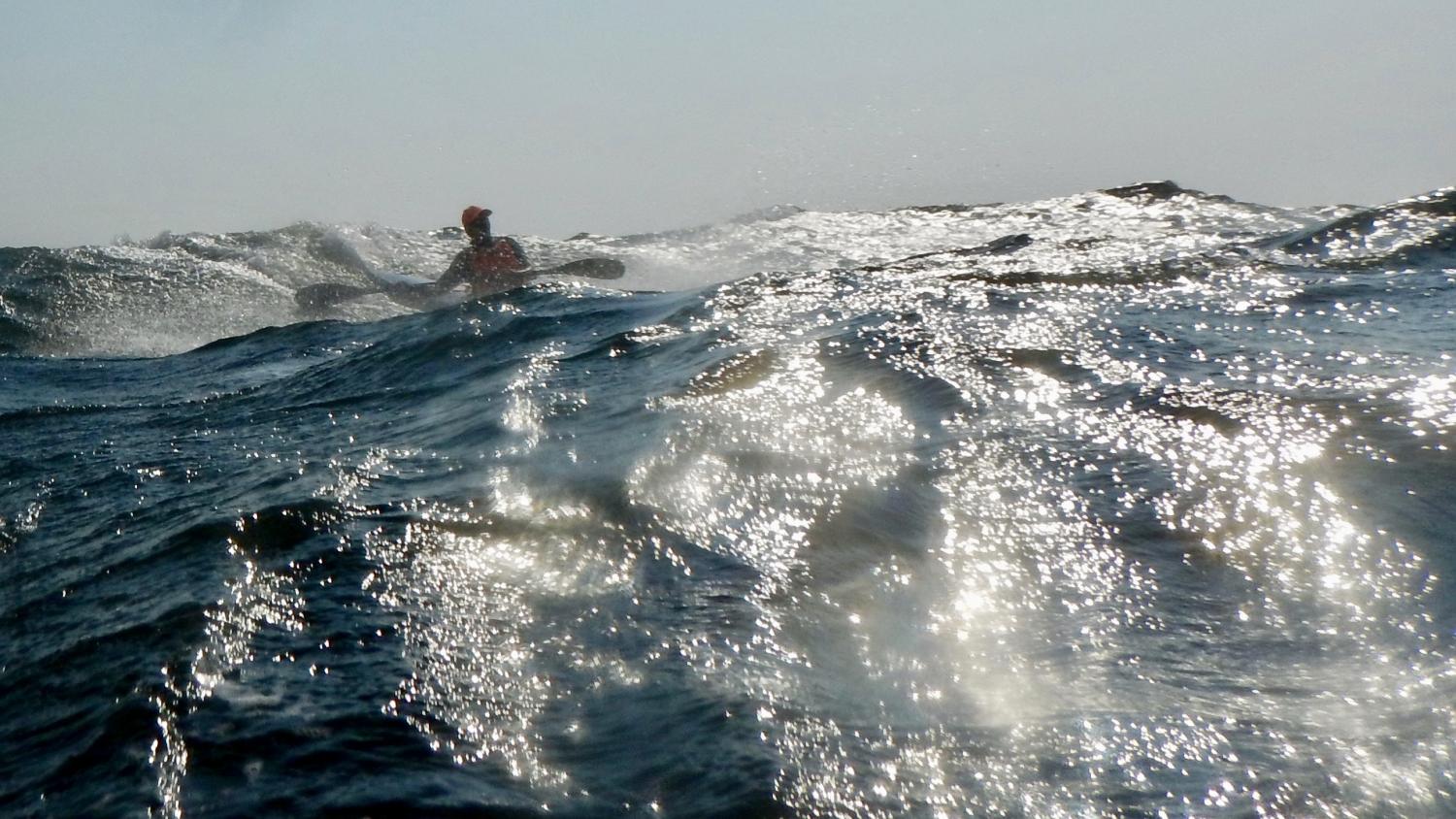 Nelo 510 surf i 12-15 m/s utanför Kallskär