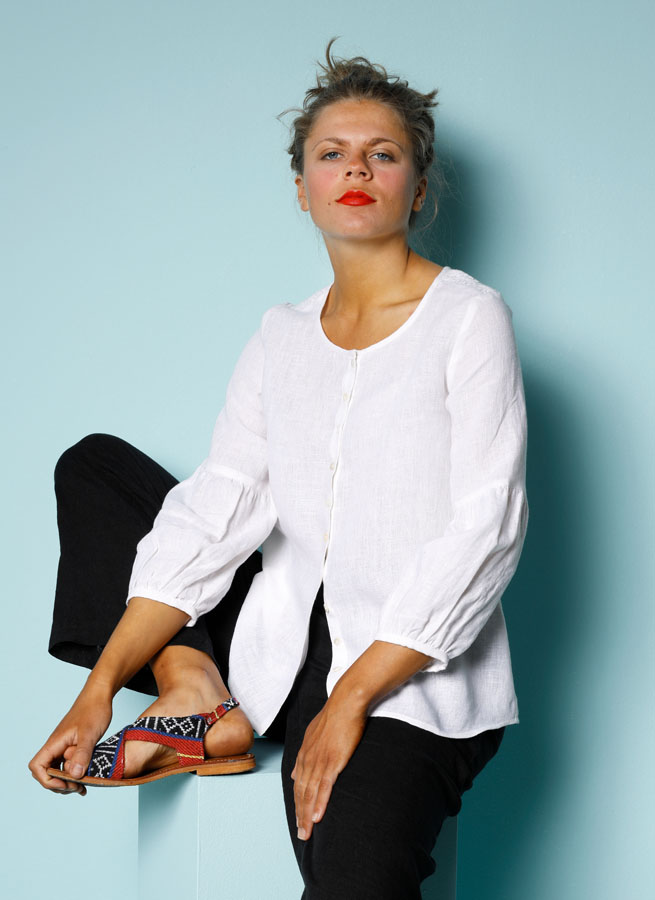 Vit, offwhite linneblus, blus i linne med rynkade detaljer och puffad ärm. K&US Kandus linnekläder dam Stockholm