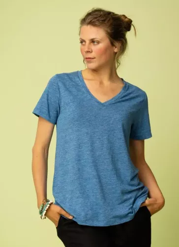 Blå tunn stickad linnetröja. V-ringad t-shirt i linne dam. K&US Kandus linnekläder kvinna Stockholm Södermalm
