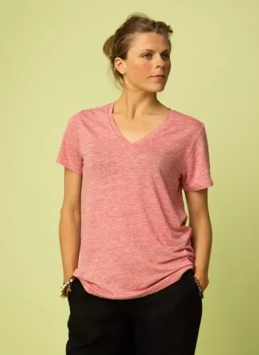 Rosa tunn stickad linnetröja. V-ringad t-shirt i linne dam. K&US Kandus linnekläder kvinna Stockholm Södermalm