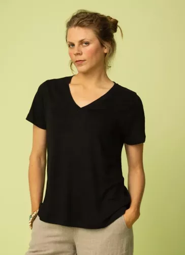 Svart tunn stickad linnetröja. V-ringad t-shirt i linne dam. K&US Kandus linnekläder kvinna Stockholm Södermalm