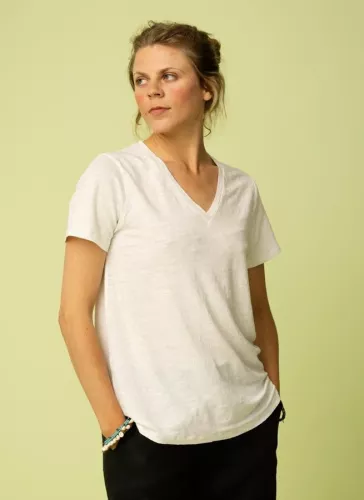 Vit, offwhite tunn stickad linnetröja. V-ringad t-shirt i linne dam. K&US Kandus linnekläder kvinna Stockholm Södermalm