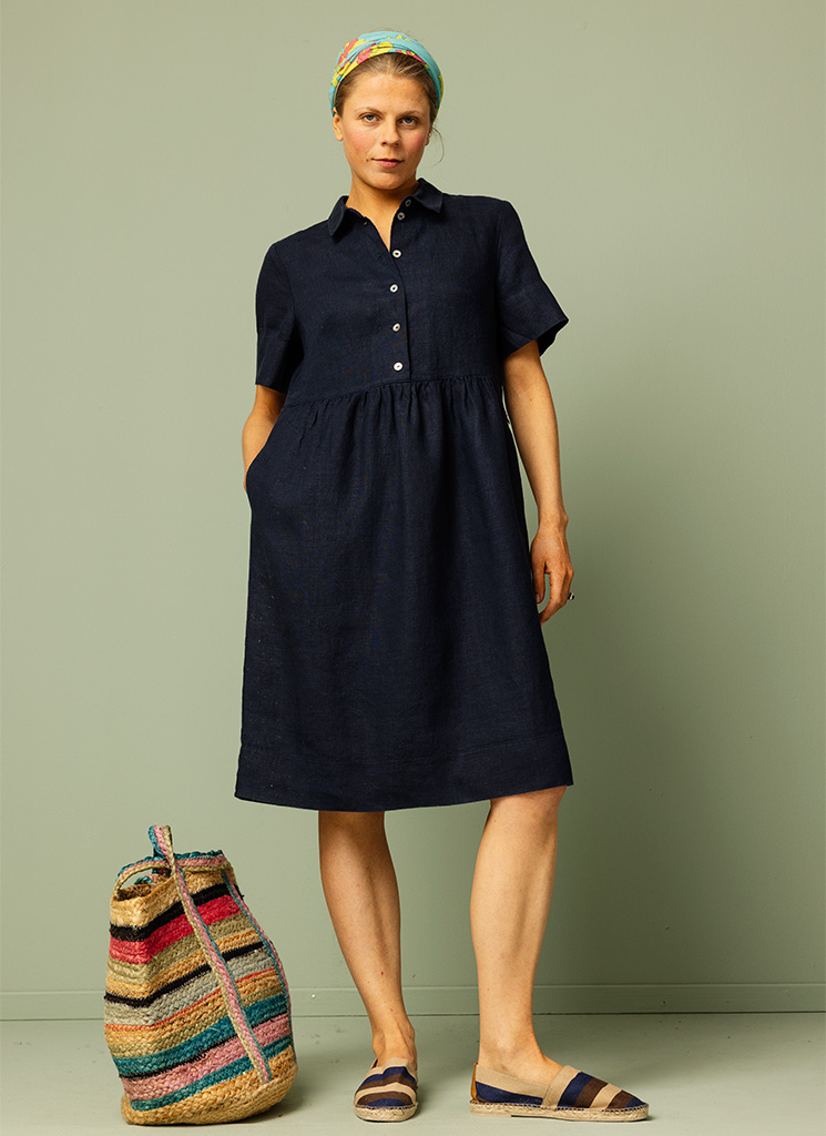Blå, mörkblå linneklänning. Midiklänning, klänning med skjortkrage och knappar fram. Kort ärm och fickor. K&US linnekläder Stockholm Södermalm
