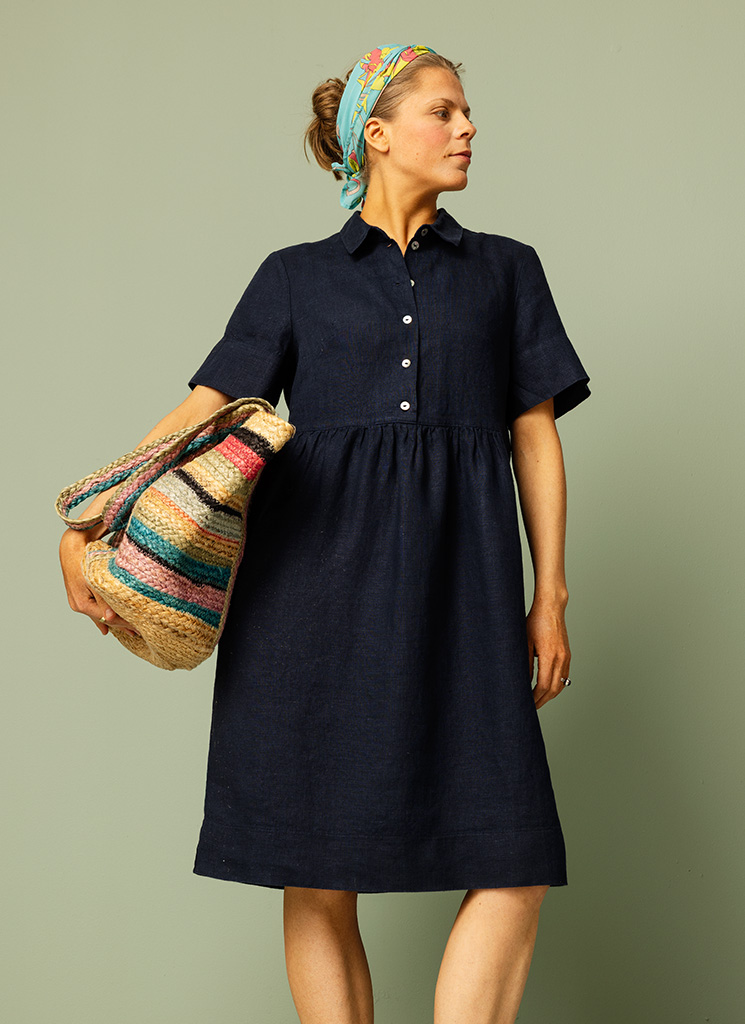 Blå, mörkblå linneklänning. Midiklänning, klänning med skjortkrage och knappar fram. Kort ärm och fickor. K&US linnekläder Stockholm Södermalm