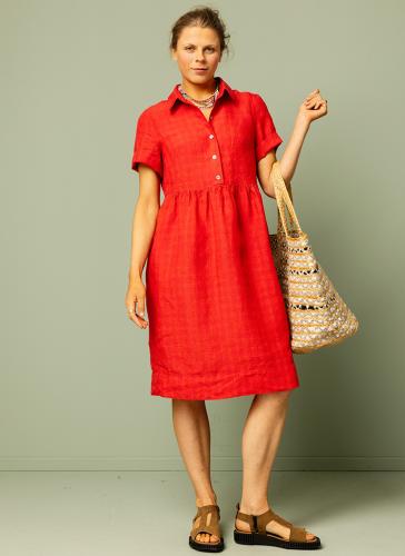 Röd linneklänning. Midiklänning, klänning med skjortkrage och knappar fram. Kort ärm och fickor. K&US linnekläder Stockholm Södermalm