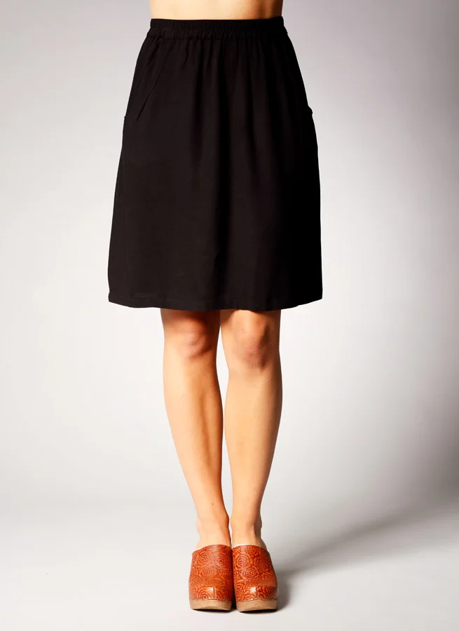 Bess kjol. Stl 34 svart crépe