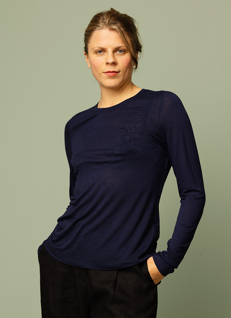 Blå långärmad t-shirt, rundhalsad undertröja i ull och viskos. K&US Kandus basplagg Stockholm, Södermalm