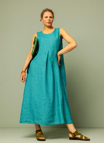 Turkos, jadegrön, grön vid linneklänning. Lång klänning i linne, maxiklänning med fickor utan ärm. K&US Kandus färgglada linnekläder dam Stockholm