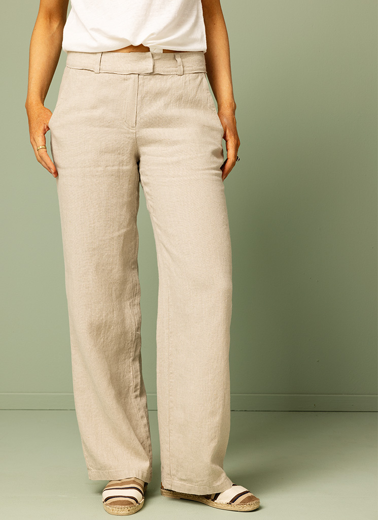 Naturfärgad linnebyxa, kostymbyxa i linne dam. Klassisk byxa med gylf och snedknäppning. K&US Kandus bohemiska linnekläder Stockholm Södermalm