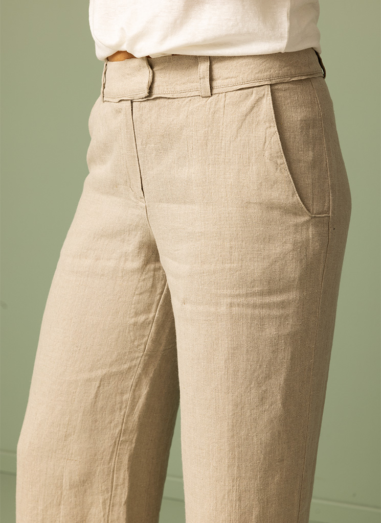 Naturfärgad linnebyxa, kostymbyxa i linne dam. Klassisk byxa med gylf och snedknäppning. K&US Kandus bohemiska linnekläder Stockholm Södermalm