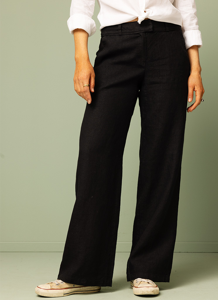 Svart linnebyxa, kostymbyxa i linne dam. Klassisk byxa med gylf och snedknäppning. K&US Kandus bohemiska linnekläder Stockholm Södermalm