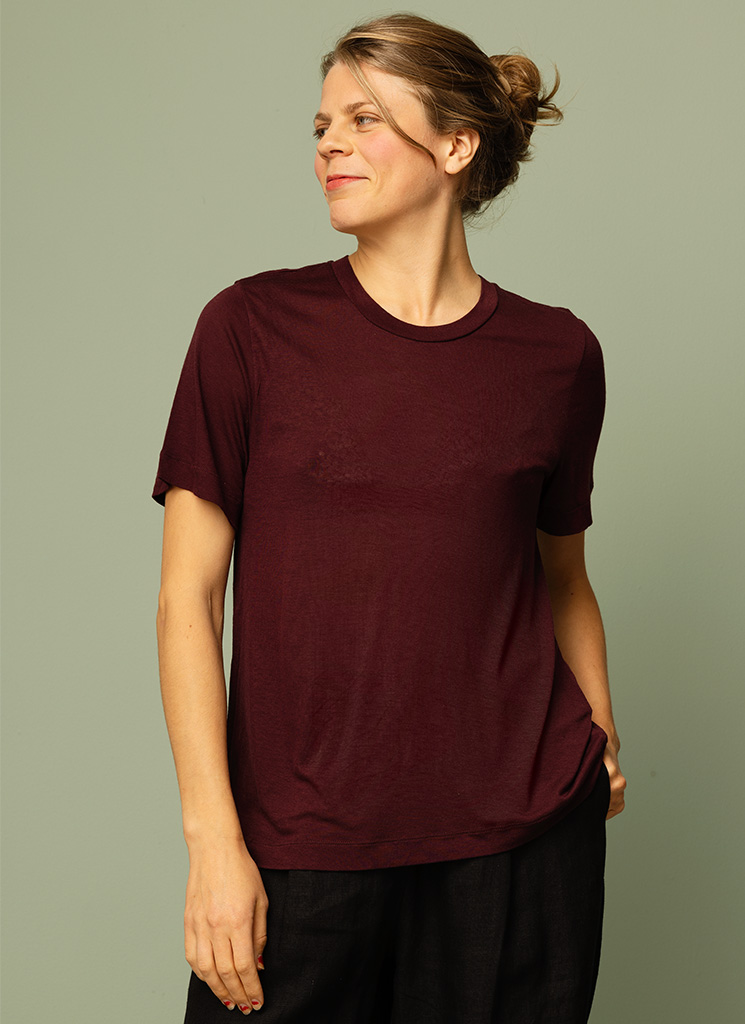 Vinröd t-tröja, t-shirt, undertröja i ull och viskos. Topp, kortärmad tröja. K&US Kandus basplagg Stockholm, Södermalm
