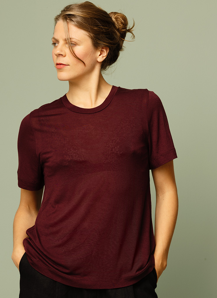 Vinröd t-tröja, t-shirt, undertröja i ull och viskos. Topp, kortärmad tröja. K&US Kandus basplagg Stockholm, Södermalm