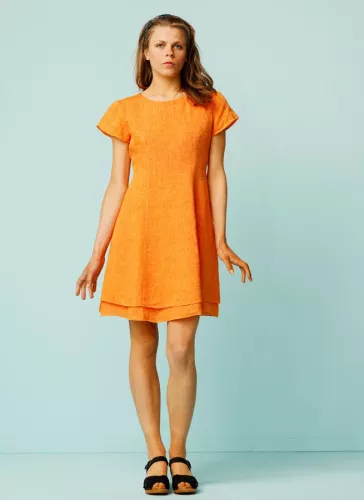Orange knälång linneklänning i dubbelt tyg och kort ärm. Midiklänning, klänning i linne. K&US Kandus linnekläder dam Stockholm Södermalm