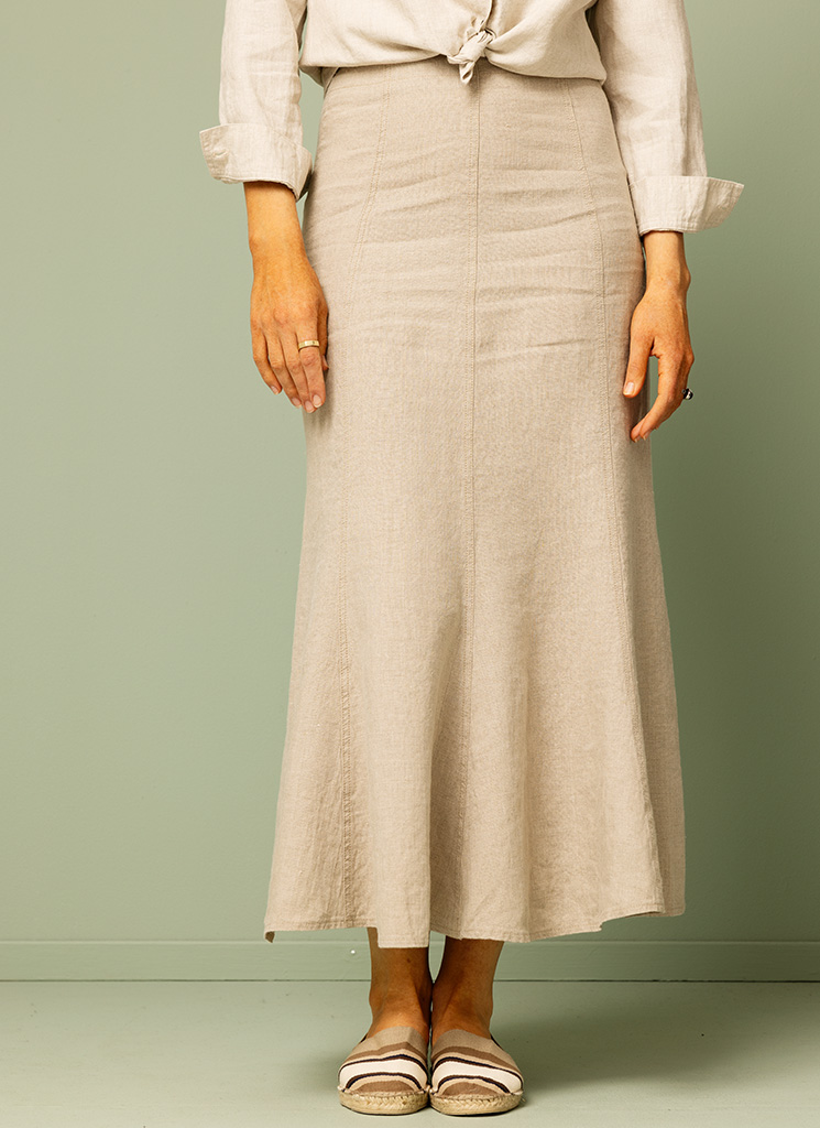 Naturfärgad linnekjol, klockad lång kjol i linne. K&US Kandus tidlösa linnekläder, linnekjolar dam, kvinna Stockholm Södermalm