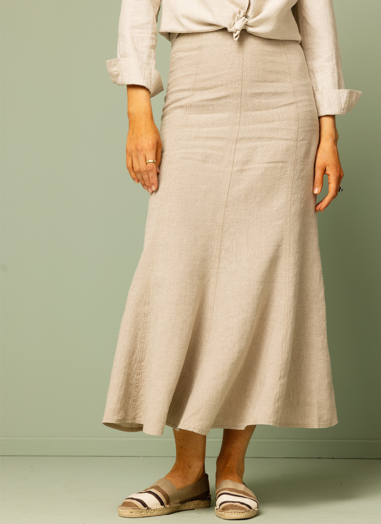Naturfärgad linnekjol, klockad lång kjol i linne. K&US Kandus tidlösa linnekläder, linnekjolar dam, kvinna Stockholm Södermalm