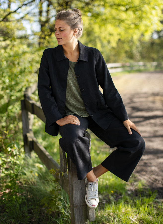 Workwearjacka i linne, svart jacka , rak linnejacka. Vårjacka, sommarjacka. K&US Kandus linnekläder dam Stockholm Södermalm