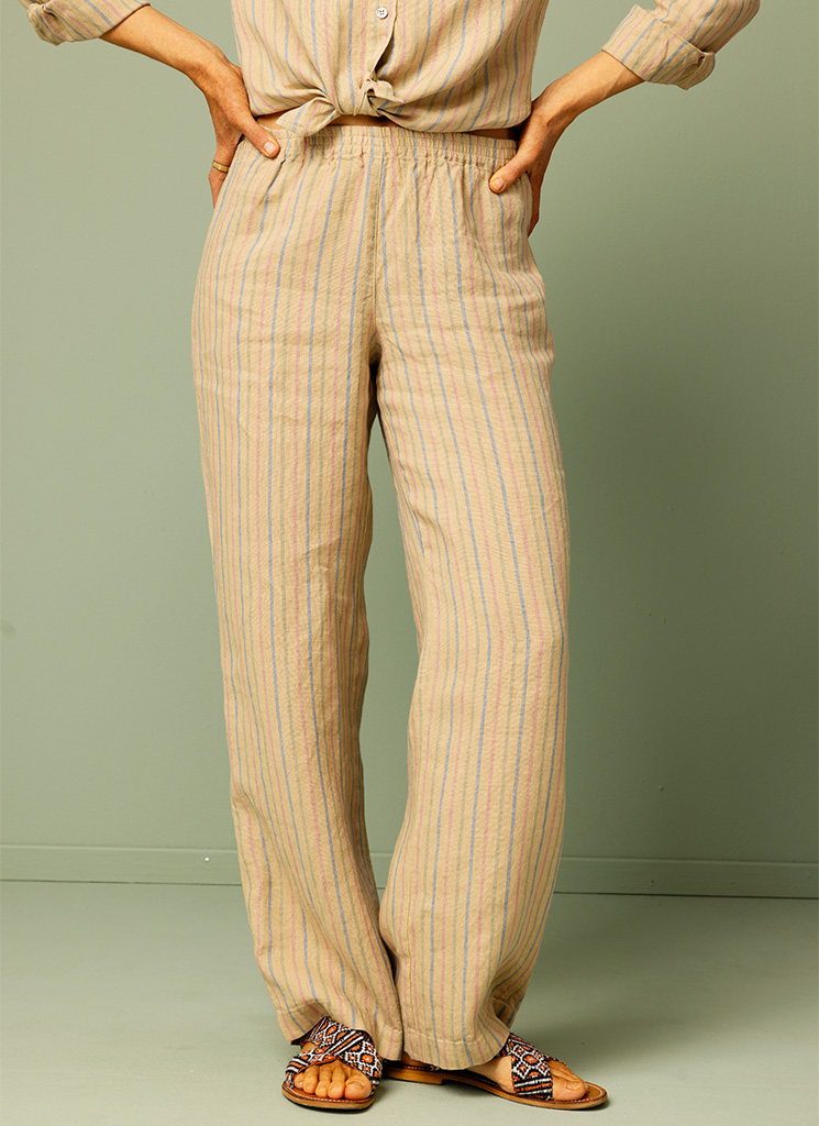 Flerfärgade randiga linnebyxor. Vida byxor i linne med resår i midjan. Beige botten med flerfärgade ränder. K&US Kandus linnekläder Stockholm
