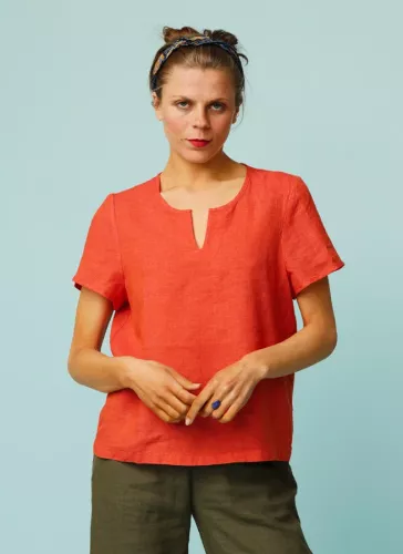Orange kortärmad linneblus, blus i linne med kort ärm. K&US Kandus damkläder, linnekläder dam Stockholm Södermalm