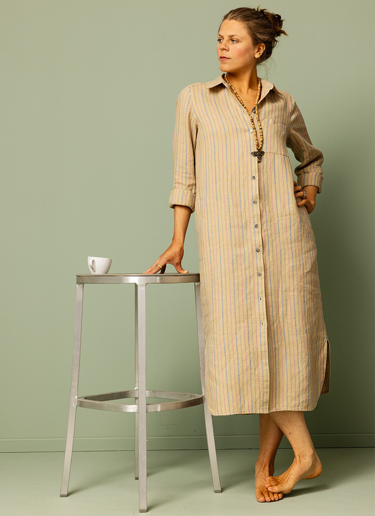 Randig lång skjortklänning, linneklänning med skjortkrage och knappar fram. Beige med flerfärgade ränder. K&US Kandus linnekläder