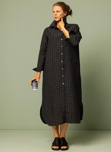 Svart rutig lång skjortklänning, linneklänning med skjortkrage och knappar fram. K&US Kandus linnekläder Stockholm Södermalm