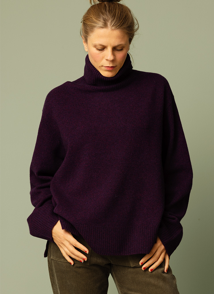 Lila oversized ullpolo i merinoull. Stickad stor polotröja, tröja med polokrage dam. K&US Kandus ullkläder, damkläder stockholm, södermalm