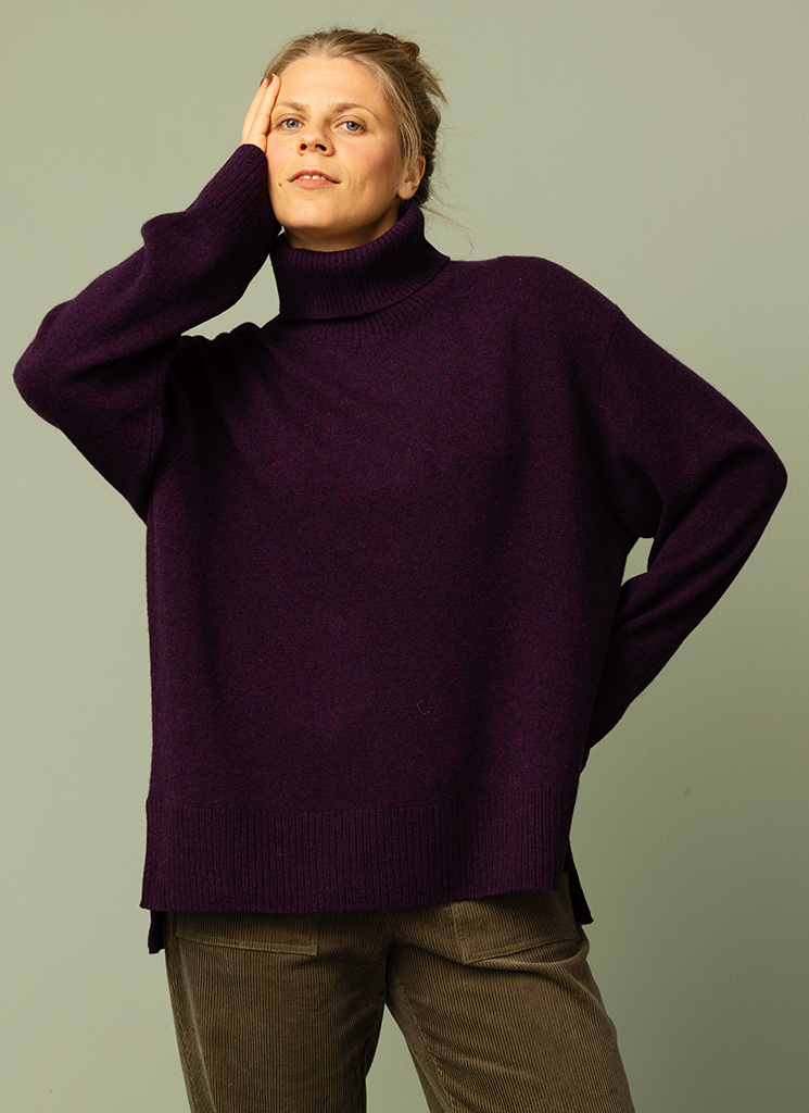 Lila oversized ullpolo i merinoull. Stickad stor polotröja, tröja med polokrage dam. K&US Kandus ullkläder, damkläder stockholm, södermalm
