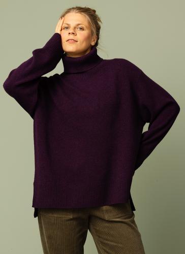 Lila oversized ullpolo i merinoull. Stickad stor polotröja, tröja med polokrage dam. K&US Kandus ullkläder, damkläder stockholm, södermalm