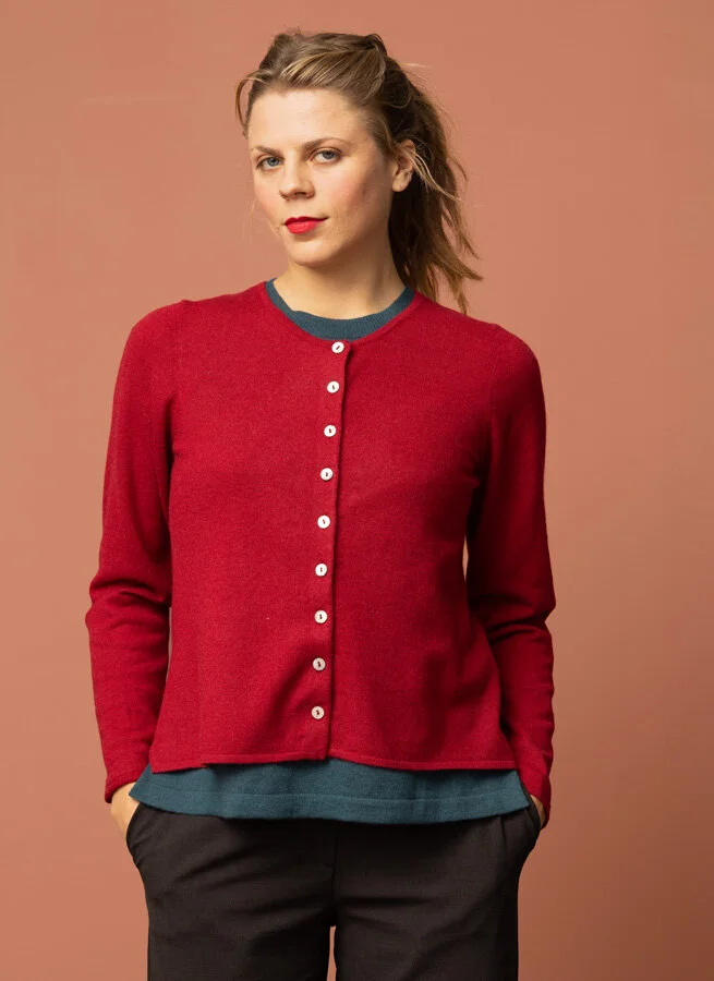 NIKOLINA Merinokofta Mörkröd