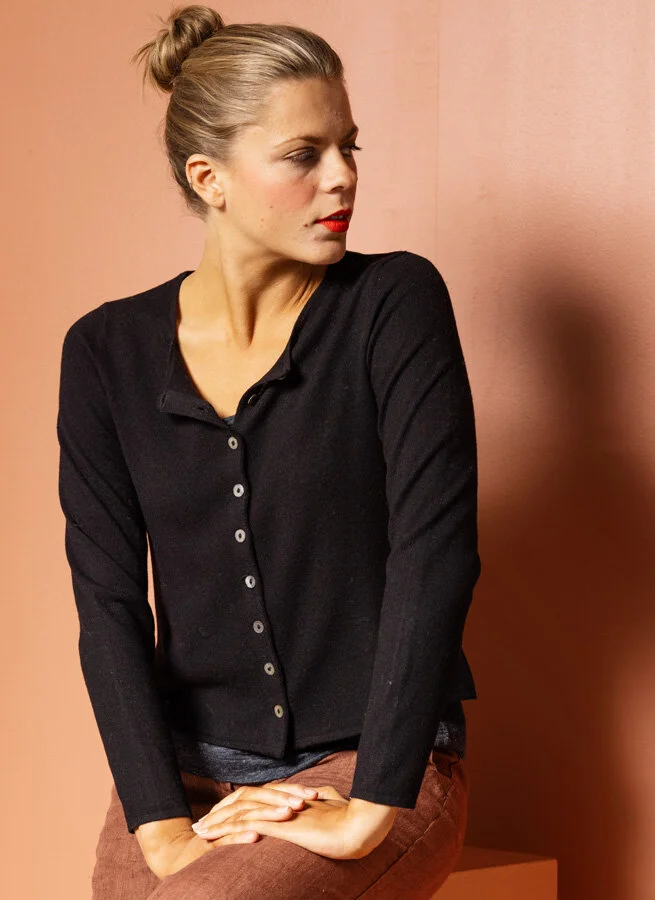 NIKOLINA Merinokofta Svart