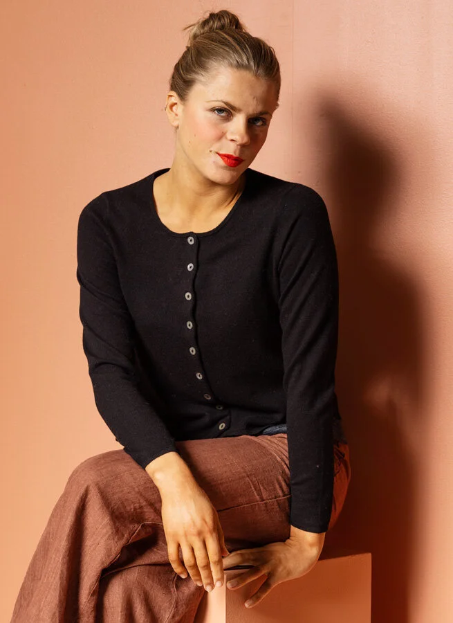 NIKOLINA Merinokofta Svart