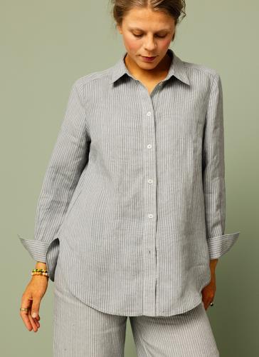 Blå randig, blårandig linneskjorta dam. Ledig, avslappnad skjorta i linne. K&US Kandus linnekläder Stockholm Södermalm