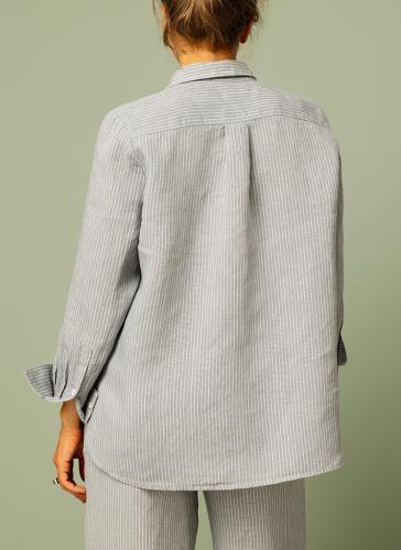 Blå randig, blårandig linneskjorta dam. Ledig, avslappnad skjorta i linne. K&US Kandus linnekläder Stockholm Södermalm