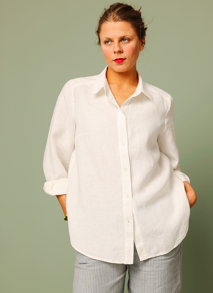 Vit, Offwhite linneskjorta kvinna dam. Ledig, avslappnad skjorta i linne. K&US Kandus linnekläder damkläder Stockholm Södermalm