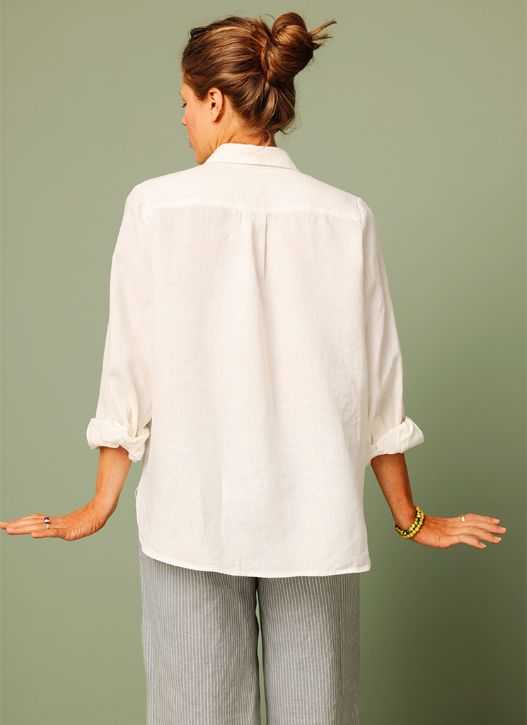 Vit, Offwhite linneskjorta kvinna dam. Ledig, avslappnad skjorta i linne. K&US Kandus linnekläder damkläder Stockholm Södermalm