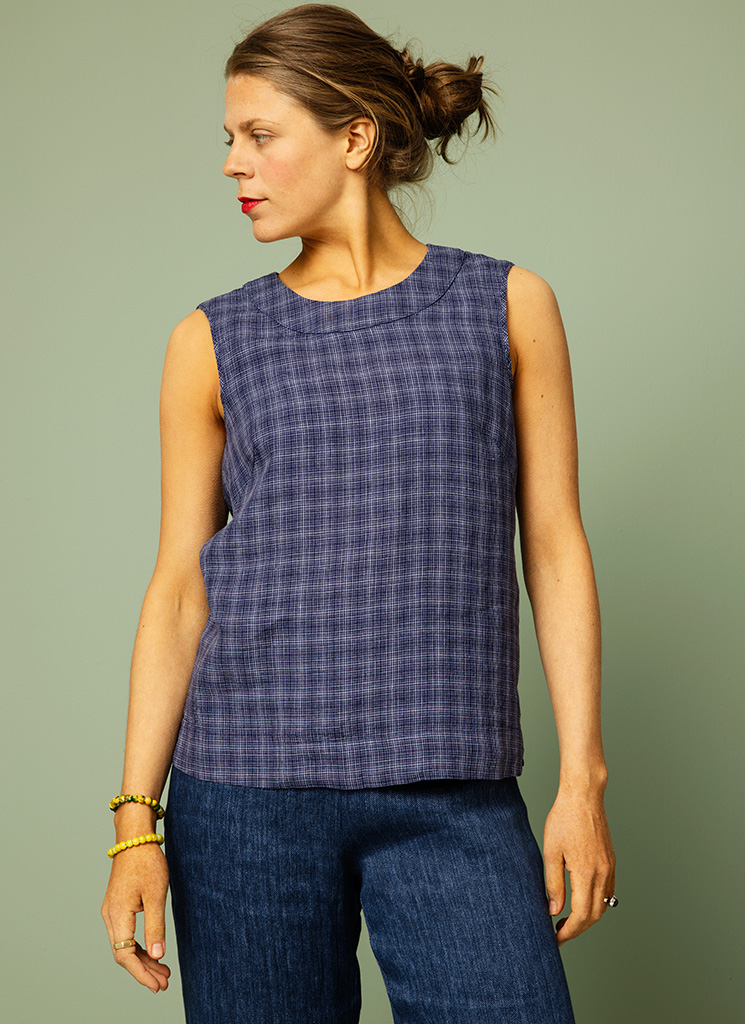 Blått linne med rutor i lin. Blårutigt linne i linnetyg. Svalt sommarlinne från K&US Kandus linnekläder dam Stockholm Södermalm