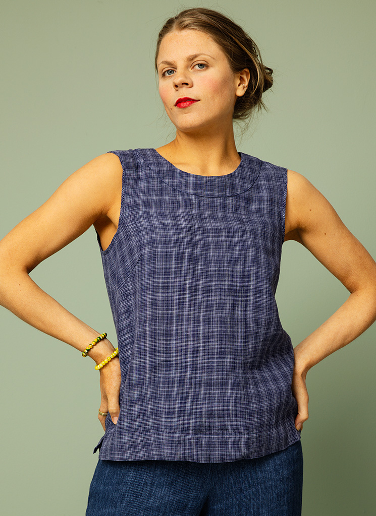 Blått linne med rutor i lin. Blårutigt linne i linnetyg. Svalt sommarlinne från K&US Kandus linnekläder dam Stockholm Södermalm
