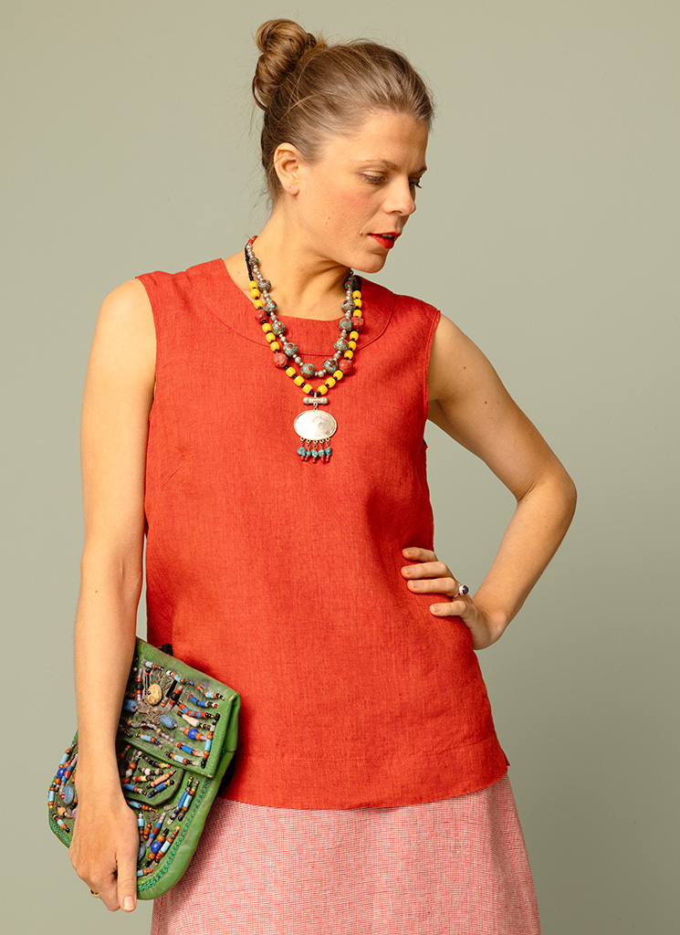 Rött linne i lin. Röd ärmlös blus i linnetyg. Svalt sommarlinne från K&US Kandus linnekläder dam Stockholm Södermalm