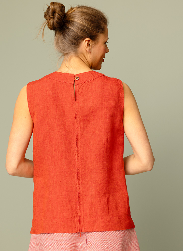 Rött linne i lin. Röd ärmlös blus i linnetyg. Svalt sommarlinne från K&US Kandus linnekläder dam Stockholm Södermalm