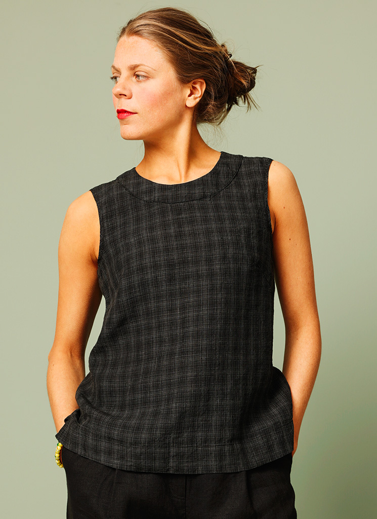 Svart linne med rutor i lin. Svartrutigt linne i linnetyg. Svalt sommarlinne från K&US Kandus linnekläder dam Stockholm Södermalm