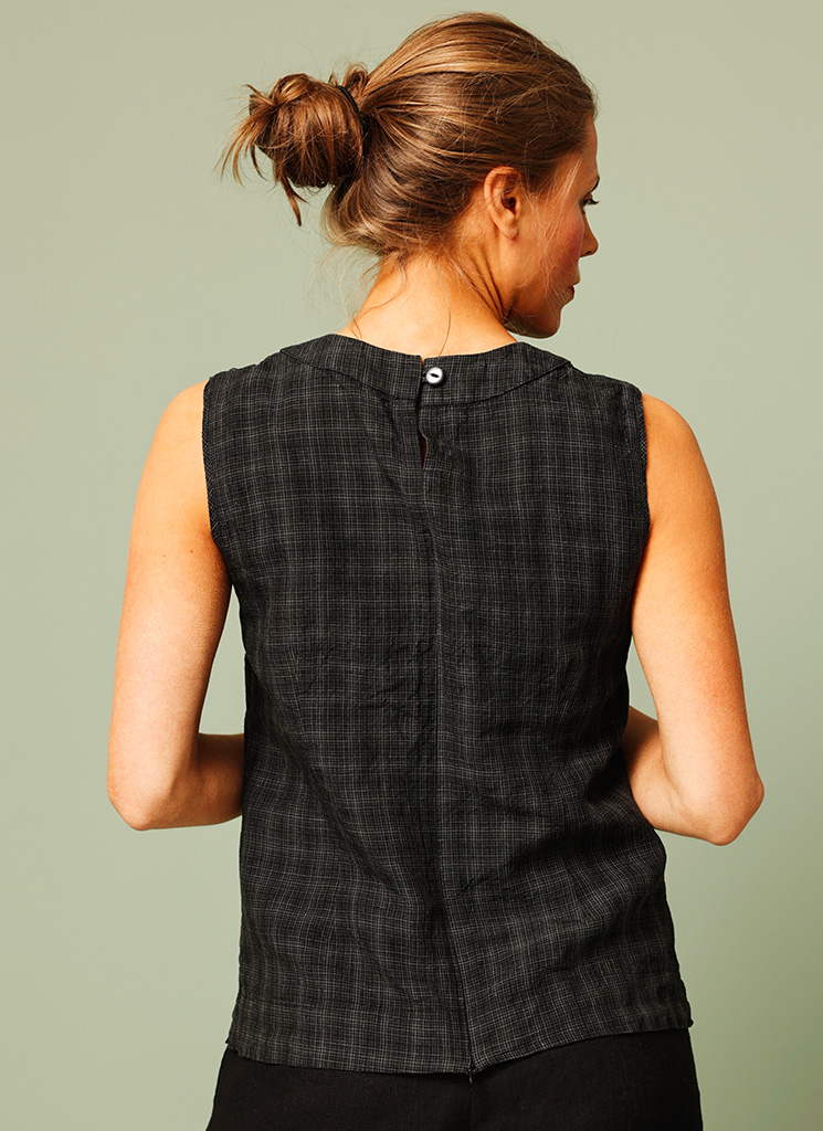 Svart linne med rutor i lin. Svartrutigt linne i linnetyg. Svalt sommarlinne från K&US Kandus linnekläder dam Stockholm Södermalm