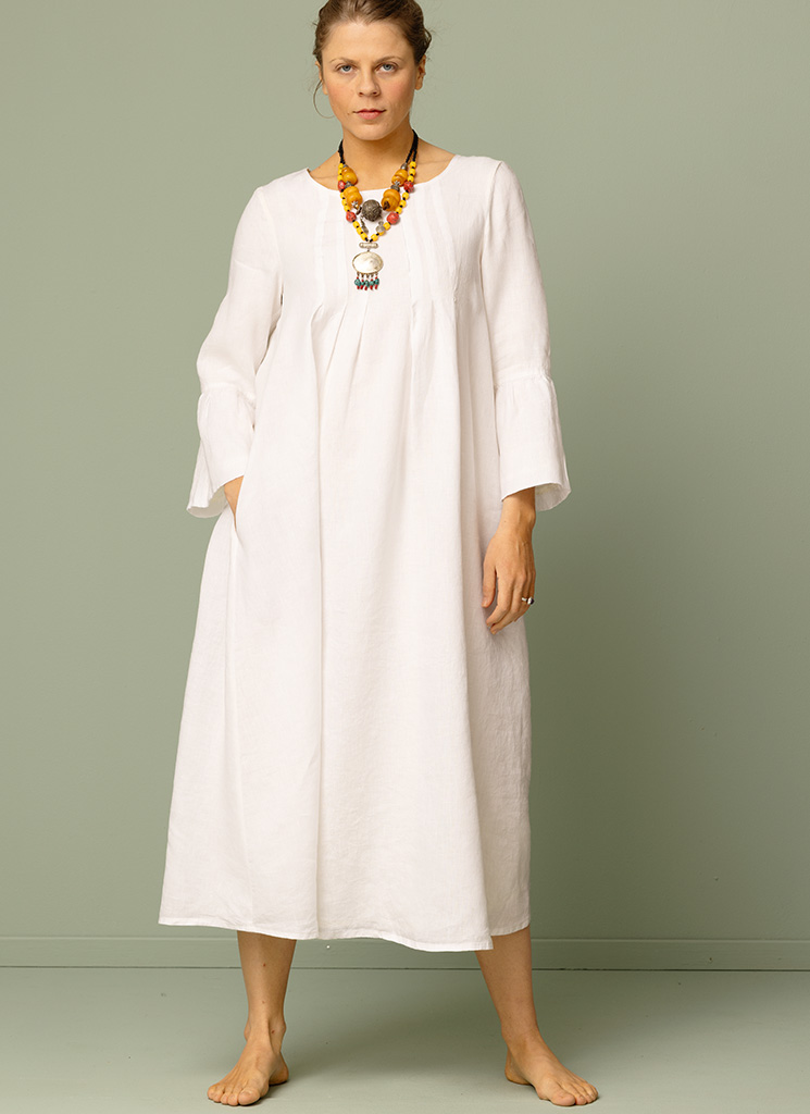 Lång vit, offwhite linneklänning. Maxiklänning, vid klänning. Bröllopsklänning i linne. K&US Kandus linnekläder dam Stockholm Södermalm