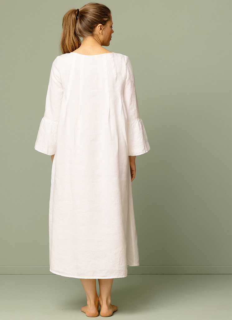 Lång vit, offwhite linneklänning. Maxiklänning, vid klänning. Bröllopsklänning i linne. K&US Kandus linnekläder dam Stockholm Södermalm